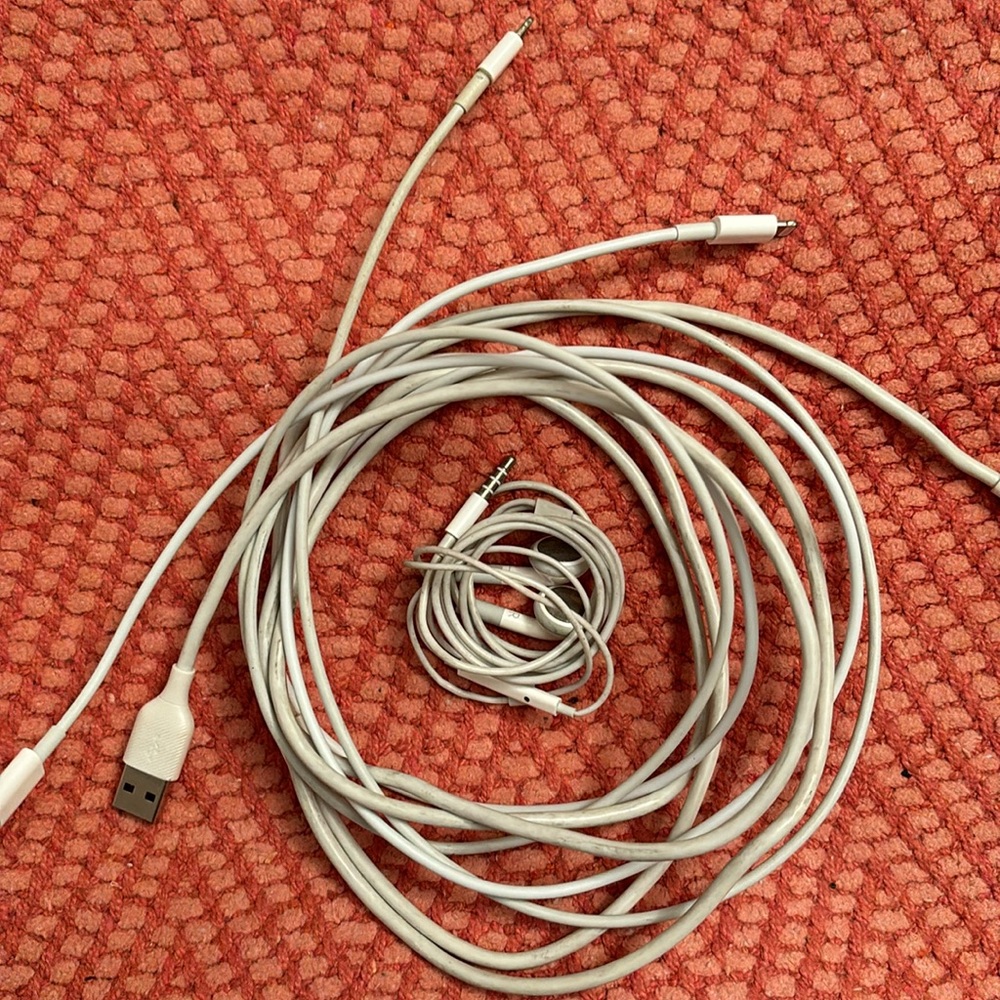 3 pack Apple charging cables 3 And 6 Ft and Apple headphones